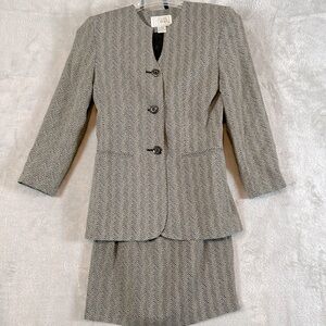 Vintage Casual Corner colorless, Chevron print skirt, Blazer Suit set sz 2P